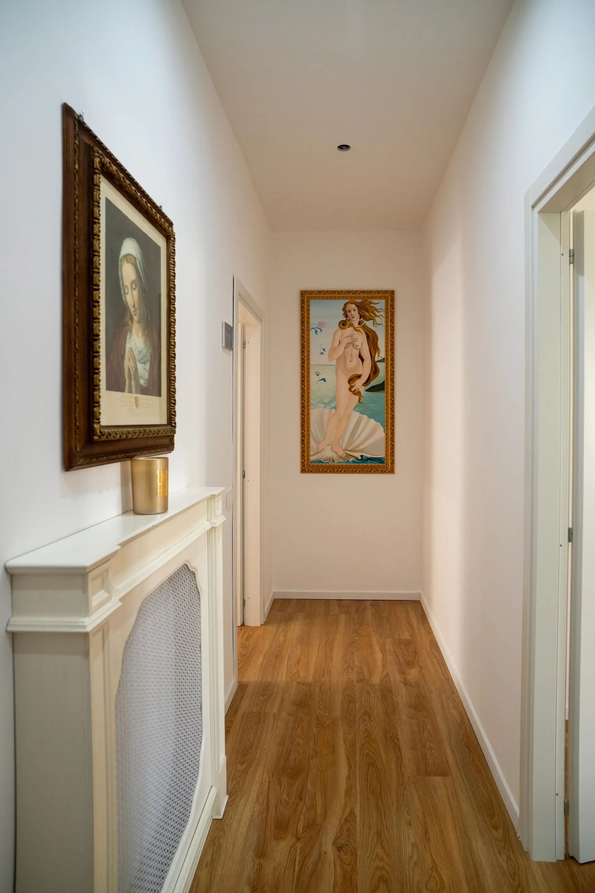Interni del B&B a San Leucio con arredi d'epoca e opere ispirate alla tradizione
